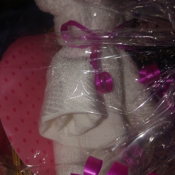 New Hygiene Comfort Pampering Gift Basket with Card - Picture 2 of 4